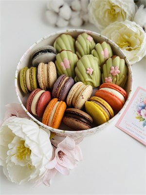 Набор макарон и мадлен в круглой коробке ksL0LbWVgm99xZZU9Z4xS0