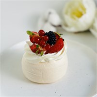 Пирожное «Павлова» с ягодами QAOIwCFEggmYr05YxkQQy0
